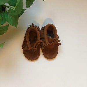 🚛MOVING SALE 🚛 Minnetonka Fringe Leather booties